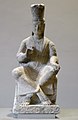 Bodhisattva Maitreya. Yungang, Shanxi. Grès, H. 130 cm. Dynastie Wei du Nord, (386-534)[10].