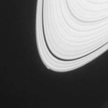 Saturnoko ilargi berri baten jaiotza izan daitekeena (puntu zuria) (Cassinik 2013ko apirilaren 15ean egindako irudia)