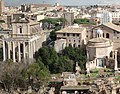 เทวสถานทางมุมขวา ท่ามกลางสิ่งก่อสร้างอื่น ในฟอรุมโรมัน จากอีกด้านหนึ่งที่เห็น ตัวเมืองโรมอยู่ในฉากหลัง