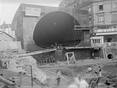 Construction d’un caisson entre 1902 et 1910 pour une section située sous la nappe phréatique (station Saint-Michel, ligne 4).