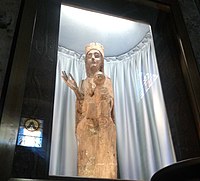 Pereto RoccaDiBotte Statua lignea Madonna dei Bisognosi.jpg