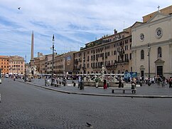 Piazza Navona (Roma); de forma alargada por corresponder a la planta de un circo de época romana clásica, permitía celebrar naumaquias. Su diseño barroco incluye las fuentes de Bernini, y acoge una iglesia, también barroca, de Borromini.