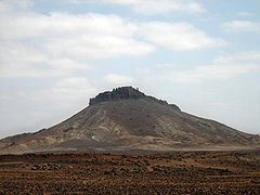 De Pico Santo António is mit sien sünnerboren Tipp de tweethööchste Barg op Boa Vista