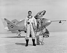 Le major Cecil W. Powell devant le X-24A.