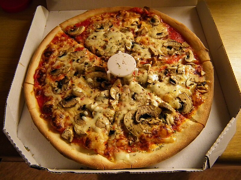 File:Pizza Funghi mit Pizzahalter.JPG