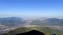 Parte del panorama visibile dal Pizzo di San Michele. Si può notare la valle dell'Irno, i monti Lattari, il Vesuvio e il Golfo di Napoli