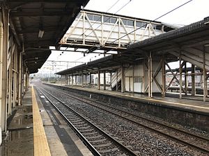 Platform of Ube Station 2.jpg