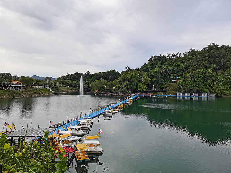 File:Pontoon modular floating bridge at Tasik Biru, Bau.jpg