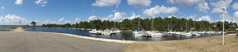 Vue panoramique du port sur l'étang de Lacanau.