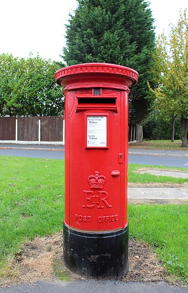 File:Post box on Durley Drive, Prenton.jpg