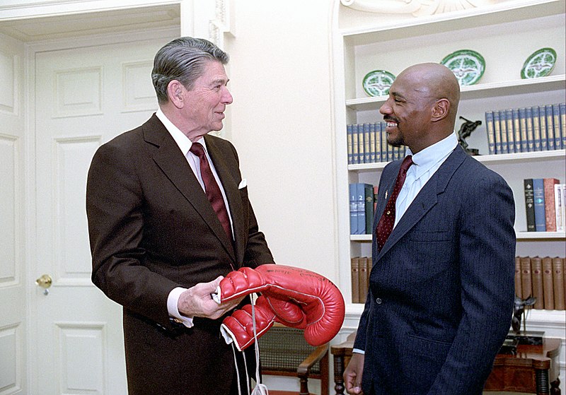 File:President Ronald Reagan during a photo op. with boxer Marvin Hagler in the Oval Office.jpg