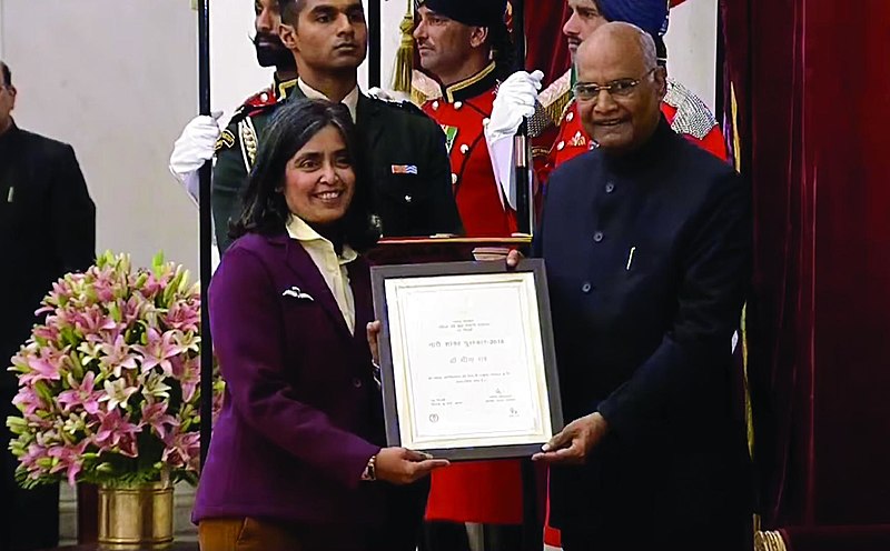 File:President of India awarding Nari Shakti Puraskar.jpg