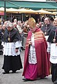 Der Bischof von Brügge in einem modernen Pluviale bei einer Prozession