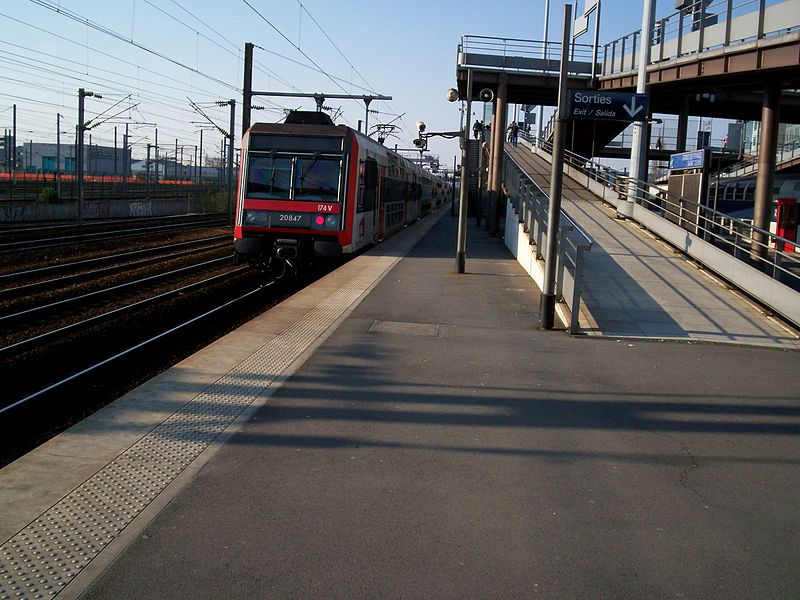 File:RER D - Gare StadeFrance.JPG