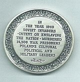 Rewers medalu z napisem Ostaszków Prisoners, Starobielsk, Kozielsk...