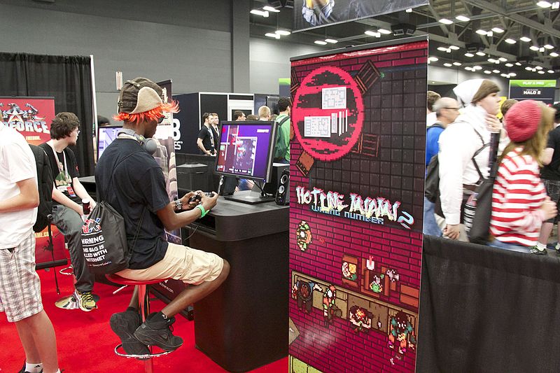 File:RTX 2014 - Playing Hotline Miami 2 (14583610172).jpg