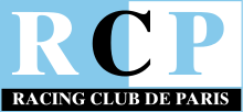 Logo RCP, la partie gauche en bleu, la droite en blanc. Racing Club de Paris figure en dessous dans un fond noir.