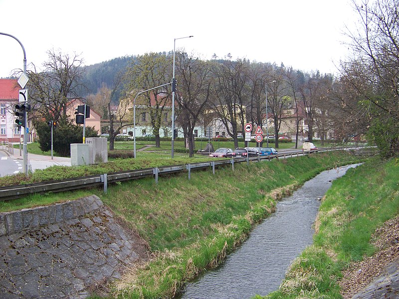 File:Radotín, náměstí Osvoboditelů, Radotínský potok a park.jpg