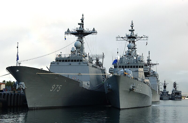 File:Republic of Korea Destroyers Yi (DDG 975) and Euljimundok (DDG 972).jpg