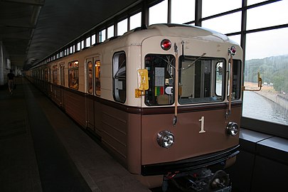 Retro vlak "Sokolniki" ve stanici "Vorobyovy Gory"