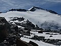 Das Rheinwaldhorn/Adula 3402 m mit Normalroute ab Adulahütten über den Vadrecc di Bresciana von NW aus gesehen