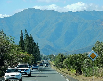 Road to La Tontouta on RT1, where cars are driving on the right.