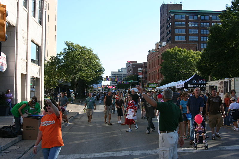 File:Rockford, IL On the Waterfront Crowd 01.JPG