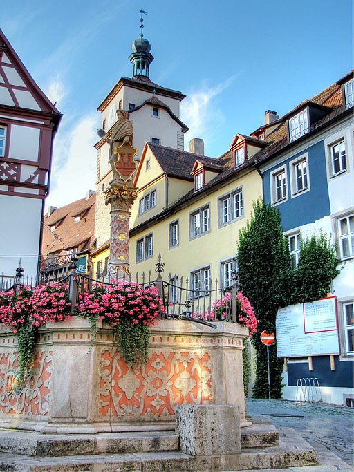 Rothenburg ob der Tauber-(Kapellenplatz-Brunnen)-damir-zg