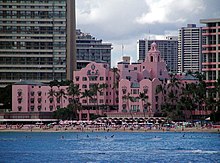 Royal Hawaiian Hotel při pohledu z moře.jpg