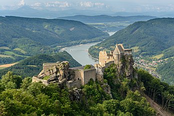 Ruínas do castelo de Aggstein no vale de Wachau, Baixa Áustria. (definição 5 775 × 3 850)