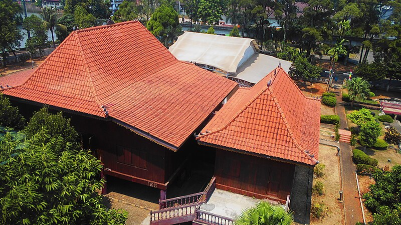 File:Rumah Limas, Anjungan Sumatra Sel. @ TMII - Jakarta (20-08-2019).jpg