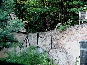 Ruine des Priorats von Saint-Gorgon (Teil der Mauer des alten Bauernhofs).