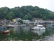 Le nouveau village de Sam Mun Tsai vu de l'abri anti-typhon de Shuen Wan.