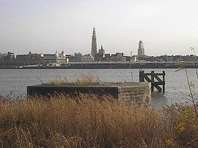 Die Schelde-rivier langs die Belgiese stad Antwerpen.