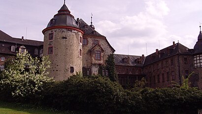 So kommt man zu Schloss Laubach mit den Öffentlichen - Mehr zum Ort Hier