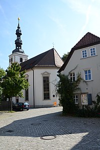 Zufahrt von der Burggasse zum Areal der einstigen Reichsburg: Frauengasse mit St. Salvator