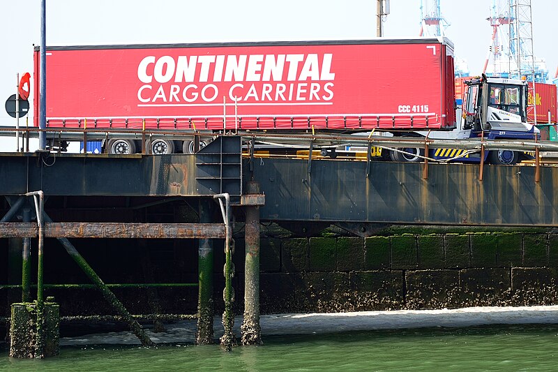 File:Semi-trailer + terminal tractor in Zeebrugge.jpg