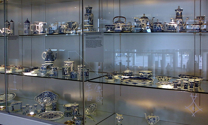 File:Serviesgoed in Chinese stijl (Mosa, begin 20e eeuw), collectie Maastrichts Aardewerk, Centre Céramique, Maastricht.jpg