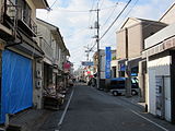 瀬戸田地区の中央通りである「しおまち商店街」。道幅は江戸時代初期とほぼ同じである[7]。
