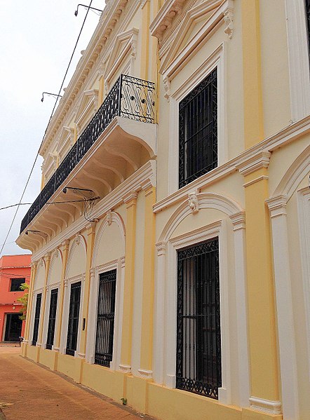 File:Sidewalk in downtown Concepcion 2.jpg