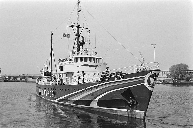 File:Sivius, het aktieschip van Greenpeace in de haven van Amsterdam voor vertrek n, Bestanddeelnr 932-1556.jpg