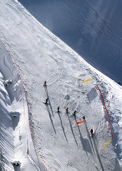File:Ski racers (Unsplash).jpg