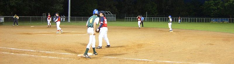 صورة:Softball-infieldfly.jpg