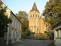 Mairie (à gauche) et église (au centre) de Sombrun, Hautes-Pyrénées. France.