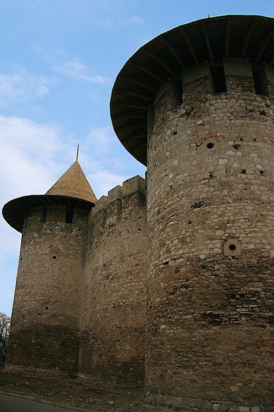 File:Soroca Fort, Eastern Walls, from the outside..JPG