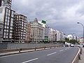 Edificios da Coruña ao comezo da Avenida do Exército (o porto está á dereita)