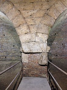 Файл:Spoleto,_Ponte_sanguinario._pilastro.jpg