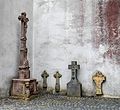 Grabsteien und Kreuze an der Kirche