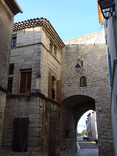 File:St Mitre-les- Remparts,Bouches du Rhone, France porte bien son nom 03.jpg