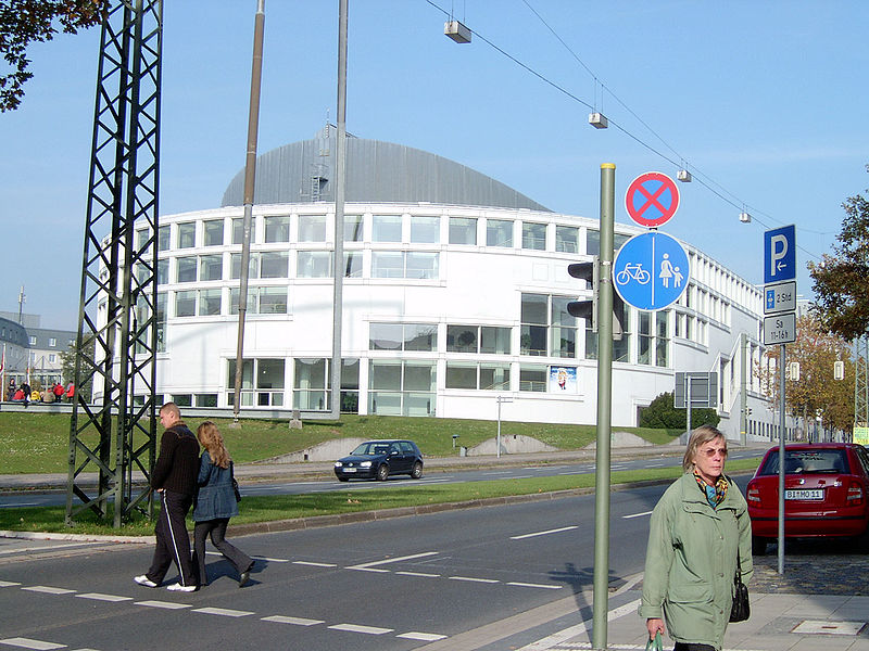 File:Stadthalle-Bielefeld-vom-Willy-Brandt-Platz-aus.JPG